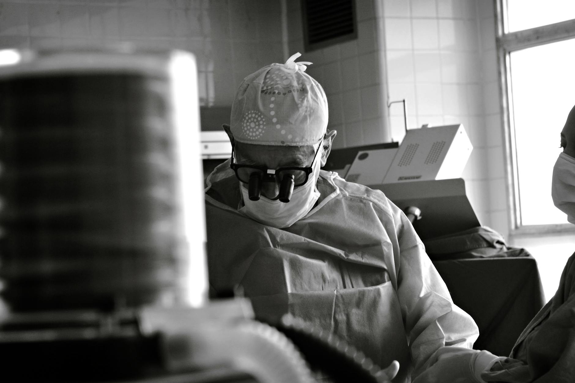 Lekarz podczas badania pracownika w ramach medycyny pracy w Świdniku