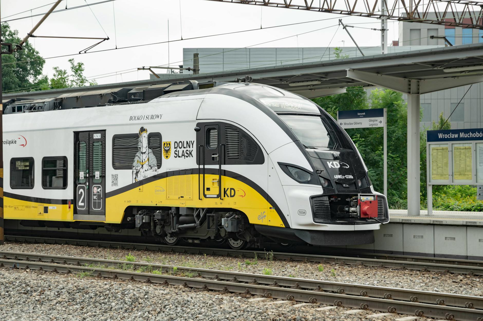 Grafika przedstawiająca kalendarz z zaznaczonymi datami, symbolizująca kolejki NFZ w Świdniku